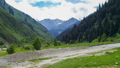 Bergskedja-soder-om-Almaty.jpg